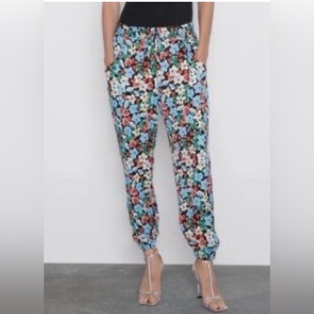 Zara flower print pants comfortable elastic waistband and cuffed ankles size M